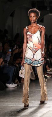 Custo Barcelona Moda Şovu, New York Moda Haftası 'nda Afrikalı Amerikalı manken.  