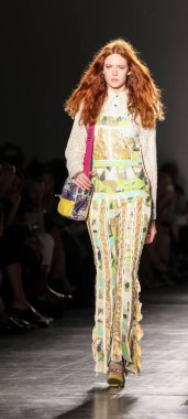 Custo Barcelona Şov 'da kızıl saç modeli, New York Moda Haftası Yaz 2016. Model podyumu