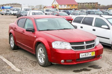 Caddedeki aracın yakın çekimi, Dodge Avenger.