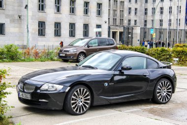 BMW E86 Z4 modeli. Sokaktaki modern araba.