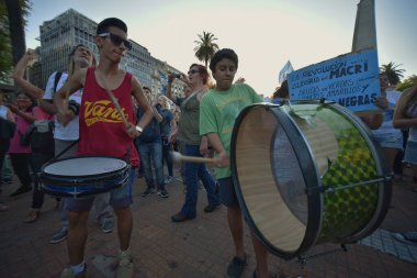 ARGENTINA, Buenos Aires: 15 Ocak 2016 'da Arjantin' in başkentindeki Plaza de Mayo 'da düzenlenen protestoda çocuklar, yeni hükümetin hukukun üstünlüğü ve ifade özgürlüğüne saygı göstermesini talep etmek için pankartlar tutuyor..