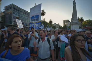 ARGENTINA, Buenos Aires: 15 Ocak 2016 'da Arjantin' in başkentindeki Plaza de Mayo 'da düzenlenen protestoda çocuklar, yeni hükümetin hukukun üstünlüğü ve ifade özgürlüğüne saygı göstermesini talep etmek için pankartlar tutuyor..