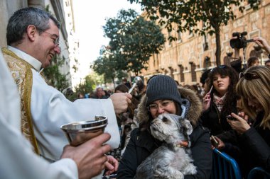 İspanya, Madrid: Rahipler, 17 Ocak 2016 'da Madrid' in Calle de Hortaleza kentindeki San Antn kilisesinin önünde hayvanların koruyucusu olan Aziz Anthony gününde hayvanları kutsadı..