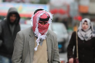 Kum fırtınası sırasında Filistin 'de sokaktaki insanlar