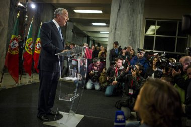 PORTUGAL, Lizbon: Portekiz 'in yeni cumhurbaşkanı Marcelo Rebelo de Sousa, 24 Ocak 2016 tarihinde Lizbon, Portekiz' de cumhurbaşkanlığı seçimlerini% 50 oyla kazandıktan sonra destekçilerinin önünde bir konuşma yaptı..