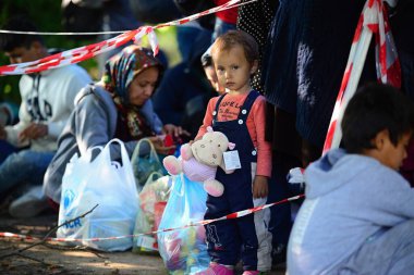 6 Ekim 2015; Macaristan'da Hegyeshalom. Macaristan'dan ayrılan bir grup mülteci. Hegyeshalom'a trenle geldiler ve macaristan'dan ayrıldılar, Avusturya'ya, oradan da Almanya'ya. Birçoğu iç savaş yüzünden evden kaçıyor..