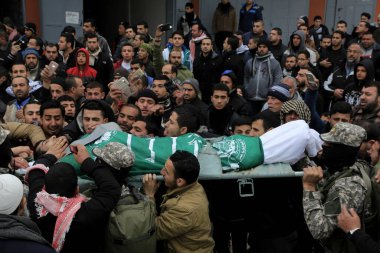 GAZA STRIP, Gazze Şehri: Yas tutanlar, Gazze Şeridi 'nin İsrail sınırına yakın bir yerde 29 Ocak 2016' da Gazze 'deki cenazeleri sırasında ölen yedi Filistinli Hamas' lı tetikçiden birinin cesedini taşıyorlar.