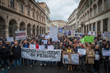 İtalya ekonomisi bankacılık kriziyle mücadele ederken, protestocular 31 Ocak 2016 'da Roma' daki Piazza Santi Apostoli Meydanı 'nı doldurdular.. 