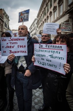 İtalya ekonomisi bankacılık kriziyle mücadele ederken, protestocular 31 Ocak 2016 'da Roma' daki Piazza Santi Apostoli Meydanı 'nı doldurdular.. 