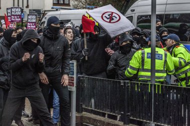 5 Eylül 2020 - Dover, İngiltere: Göçmenlik karşıtı gösteride aşırı sağ protestocular Dover polisiyle çatışmaya girdi ve İngiltere 'nin güneyindeki limanda şiddet olaylarına dönüştü. Fransa 'dan Manş Denizi' ni geçen göçmenlerin sayısında büyük bir artış yaşandı.