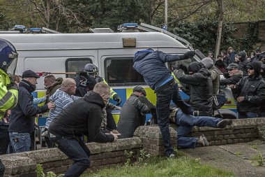 5 Eylül 2020 - Dover, İngiltere: Göçmenlik karşıtı gösteride aşırı sağ protestocular Dover polisiyle çatışmaya girdi ve İngiltere 'nin güneyindeki limanda şiddet olaylarına dönüştü. Fransa 'dan Manş Denizi' ni geçen göçmenlerin sayısında büyük bir artış yaşandı.