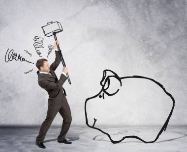 İşadamı çekiç ve kumbara