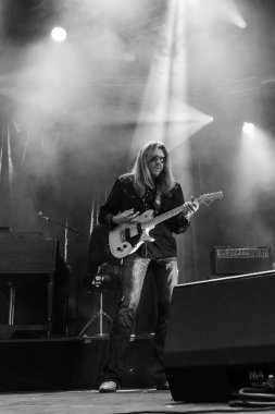 Hellbillies Norveçli rock grubu sahnede       