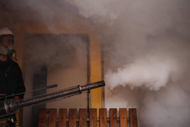 VENEZUELA, Caracas: Venezuela 'nın varoşlarında hızla yayılan Zika virüsünü taşıyan Aedes sivrisineklerinin imhası için 3 Şubat 2016' da dezenfekte ekibinin bir üyesi çalışıyor.