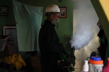 VENEZUELA, Caracas: Venezuela 'nın varoşlarında hızla yayılan Zika virüsünü taşıyan Aedes sivrisineklerinin imhası için 3 Şubat 2016' da dezenfekte ekibinin bir üyesi çalışıyor.