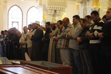 EGYPT, Kahire: Müslüman Kardeşliği kurucusu Hasan el-Banna 'nın oğlu Ahmet Şif el İslam için 5 Şubat 2016' da Kahire 'de düzenlenen cenaze töreninde halk bir tabut taşıdı..