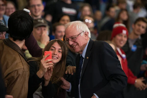 Council Bluffs 参议员伯尼 桑德斯 Bernie Sanders 于2015年12月22日返回爱荷华州西部参加为期三天的竞选活动集会 桑德斯在爱荷华州的一场竞选集会上发表了讲话 — 图库照片