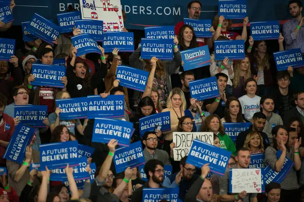 Council Bluffs 参议员伯尼 桑德斯 Bernie Sanders 于2015年12月22日返回爱荷华州西部参加为期三天的竞选活动集会 桑德斯在爱荷华州的一场竞选集会上发表了讲话 — 图库照片