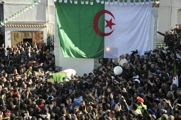Algerie Ahmed Alžírci Vzdávají Hold Pozdně Alžírské Opoziční Postavě Hocine — Stock fotografie