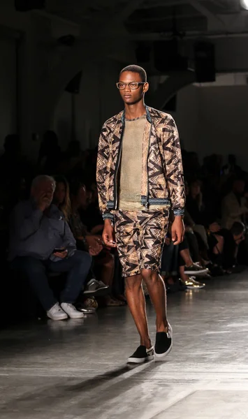 Афроамериканский Образцовый Человек Идущий Трибуне Модный Показ Барселоне Нью Йоркская — стоковое фото