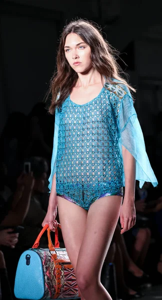 Весеннее Лето 2016 Custo Barcelona Fashion Show Walking Model New — стоковое фото
