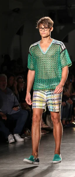 Homem Modelo Bonito Caucasiano Andando Pódio Custo Barcelona Fashion Show — Fotografia de Stock