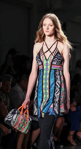 カストバルセロナショー ニューヨークファッションウィーク春の夏2016新しい服コレクションを示す表彰台にブルネットの女性 — ストック写真