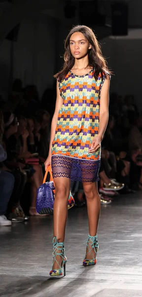 Custo Barcelona Moda Şovu, New York Moda Haftası 'nda Afrikalı Amerikalı manken.  