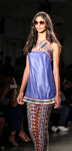 Modelka Pokazie Custo Barcelona New York Fashion Week Wiosna Lato — Zdjęcie stockowe