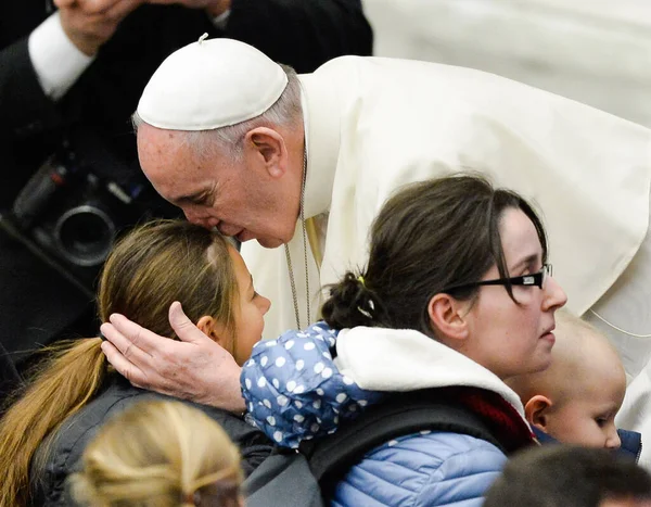 Papa Francis haftalık genel izleyicileri için geliyor.