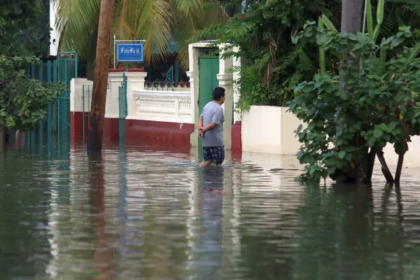 Cuba Havana Ondas Altas Inundam Avenida Los Presidentes Perto Presidente — Fotografia de Stock