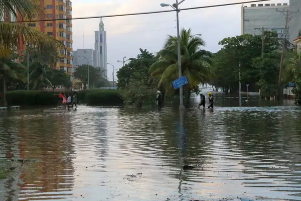 Cuba Havana Vysoké Vlny Zaplavují Avenida Los Presidentes Avenue Poblíž — Stock fotografie