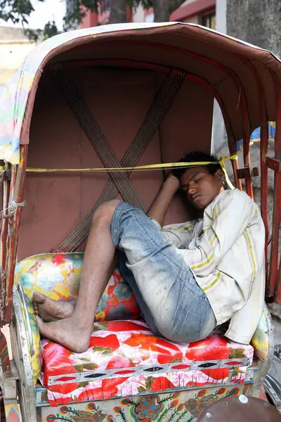Οδηγός Rickshaw Στην Ασιατική Πόλη — Φωτογραφία Αρχείου