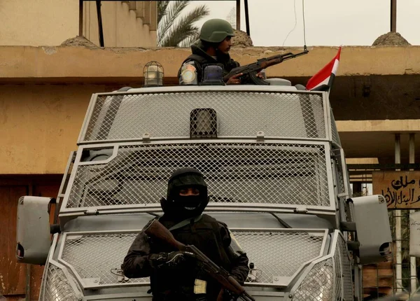Egypt Cairo Ένα Μέλος Της Δύναμης Ασφαλείας Παρακολουθεί Στο Κάιρο — Φωτογραφία Αρχείου