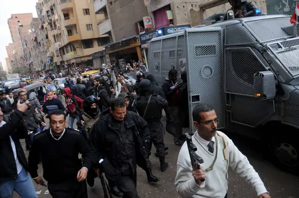 Egito Cairo Forças Segurança Central Egípcias Reúnem Torno Veículo Blindado — Fotografia de Stock