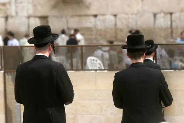 Joodse Mannen Bidden Aan Westelijke Muur Jeruzalem — Stockfoto