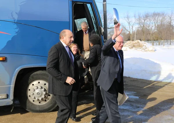 United States Manchester Bernie Sanders Waves Supporters Arrives Bus Speak — стоковое фото
