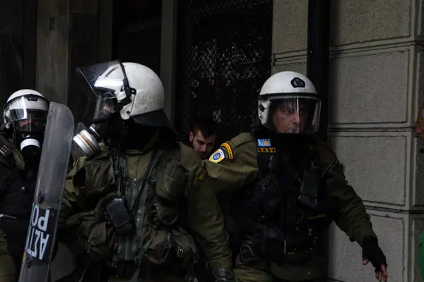 Kreikka Ateena Mielenosoittajat Kokoontuvat Ateenan Kaduille Massiivisen Mielenosoituksen Aikana Helmikuuta — kuvapankkivalokuva