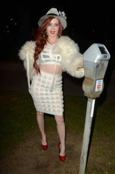 Phoebe Price Vistiendo Traje Blanco Posando Noche Aire Libre Avistamiento — Foto de Stock