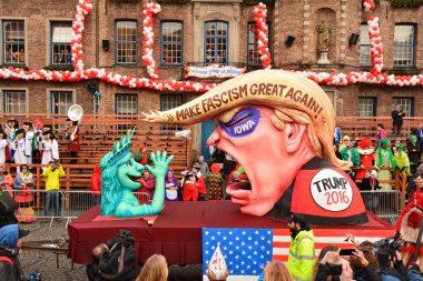 Almanya 'daki karnavalda performans ve insanlar       