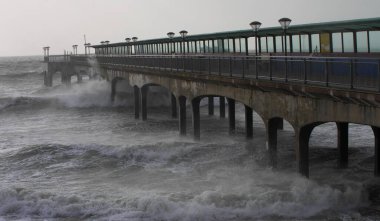 İngiltere, Dorset: 8 Şubat 2016 'da Dorset yakınlarındaki güney kıyısında dalgalar çarpıştı
