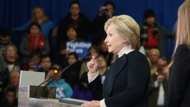 ABD, Bronzeville: Demokratik başkan adayı Hillary Clinton, 17 Şubat 2016 'da Şikago' nun Bronzeville kentindeki Parkway Balo Salonu 'nda düzenlediği kampanya mitinginde notlarına bakıyor