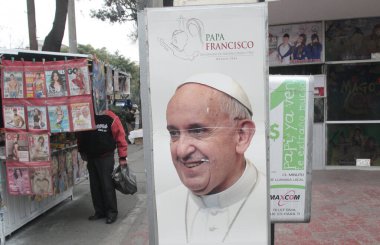 MEXICO, Mexico City: Papa Francis 13 Şubat 2016 'da Mexico City' de düzenlenen geçit töreninde hayranlarını karşıladı.