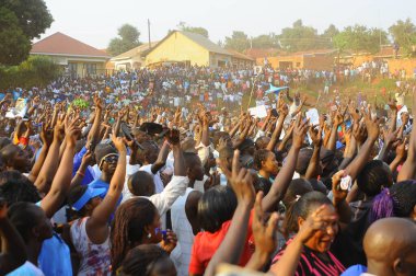 UGANDA, Entebbe: Uganda 'nın önde gelen muhalefet lideri ve cumhurbaşkanlığı adayı Kthe Besigye' nin destekçileri, 11 Şubat 2016 'da Uganda' nın Entebbe kentinde düzenlenen seçim mitinginin ardından destek gösterdiler.