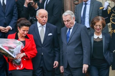 FRANCE, Paris: Yeni atanan Fransa Dışişleri Bakanı Jean-Marc Ayrault, Fransa 'nın görev süresi sona eren Dışişleri Bakanı Laurent Fabius ve eşi Marie-France Marchand-Baylet' e 12 Şubat 2016 'da Paris' te eşlik ediyor. 