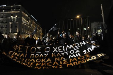 GREECE, Atina: Kızgın Yunan çiftçiler, 12 Şubat 2016 'da Atina' da haftalarca süren yol barikatları sonrasında başkentte düzenlenen ilk büyük protesto gösterisinde, parlamento önünde traktör ve pikaplarını yürüttüler.. 