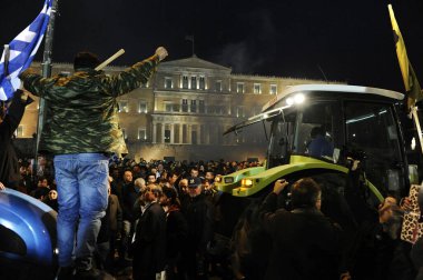 GREECE, Atina: Kızgın Yunan çiftçiler, 12 Şubat 2016 'da Atina' da haftalarca süren yol barikatları sonrasında başkentte düzenlenen ilk büyük protesto gösterisinde, parlamento önünde traktör ve pikaplarını yürüttüler.. 