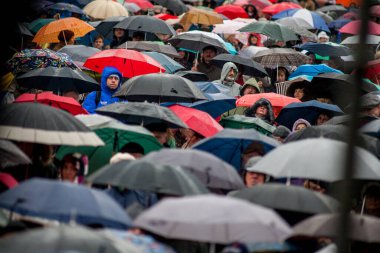 HUNGARY, Budapeşte: Öğretmenler, aileler ve sempatizanları için 13 Şubat 2016 'da Budapeşte şehir merkezindeki parlamento binası önünde düzenlenen gösteriye katılanlar