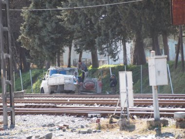 GREECE, Idomeni: Mülteciler, 9 Mart 2016 'da binlerce mülteci ve göçmenin Balkan sınırındaki abluka altında kaldığı Yunanistan' ın İdomeni köyü yakınlarındaki Yunan-Makedon sınırında demiryolu raylarında toplandılar.
