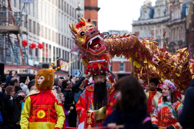 İnsanlar Londra 'da Çin Yeni Yılı kutluyor
